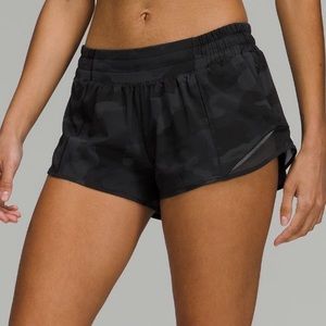 Lululemon Hottie Hot Low-rise short 2.5”